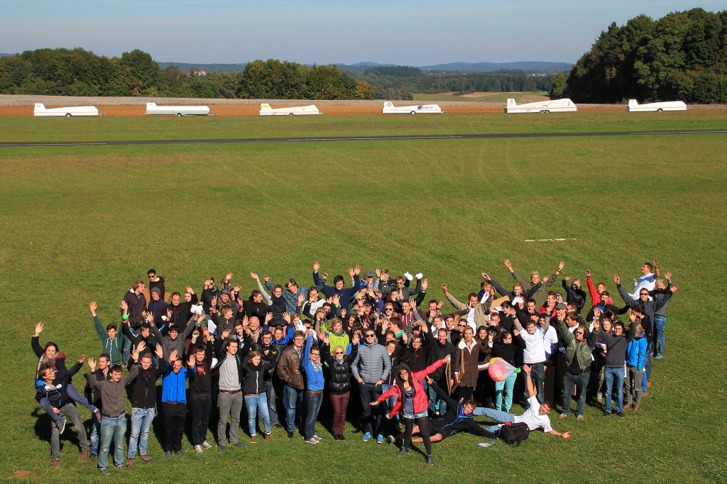 Abschlussfoto der Teilnehmer des LaJu 2013. (Quelle: https://www.facebook.com/events/608203239224347/)