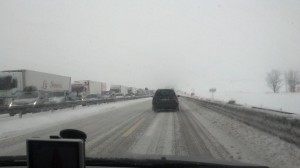 Heimfahrt bei Schneefall. Noch steht nur die Gegenspur, aber bald schon kommen auch wir in den Genuss und müssen unseren Aufenthalt in Thüringen unfreiwillig verlängern.