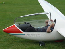 Wolfgang bei der intensiven Vorbereitung auf den Flug. Ein letzterblick in die Karte vor dem Start.